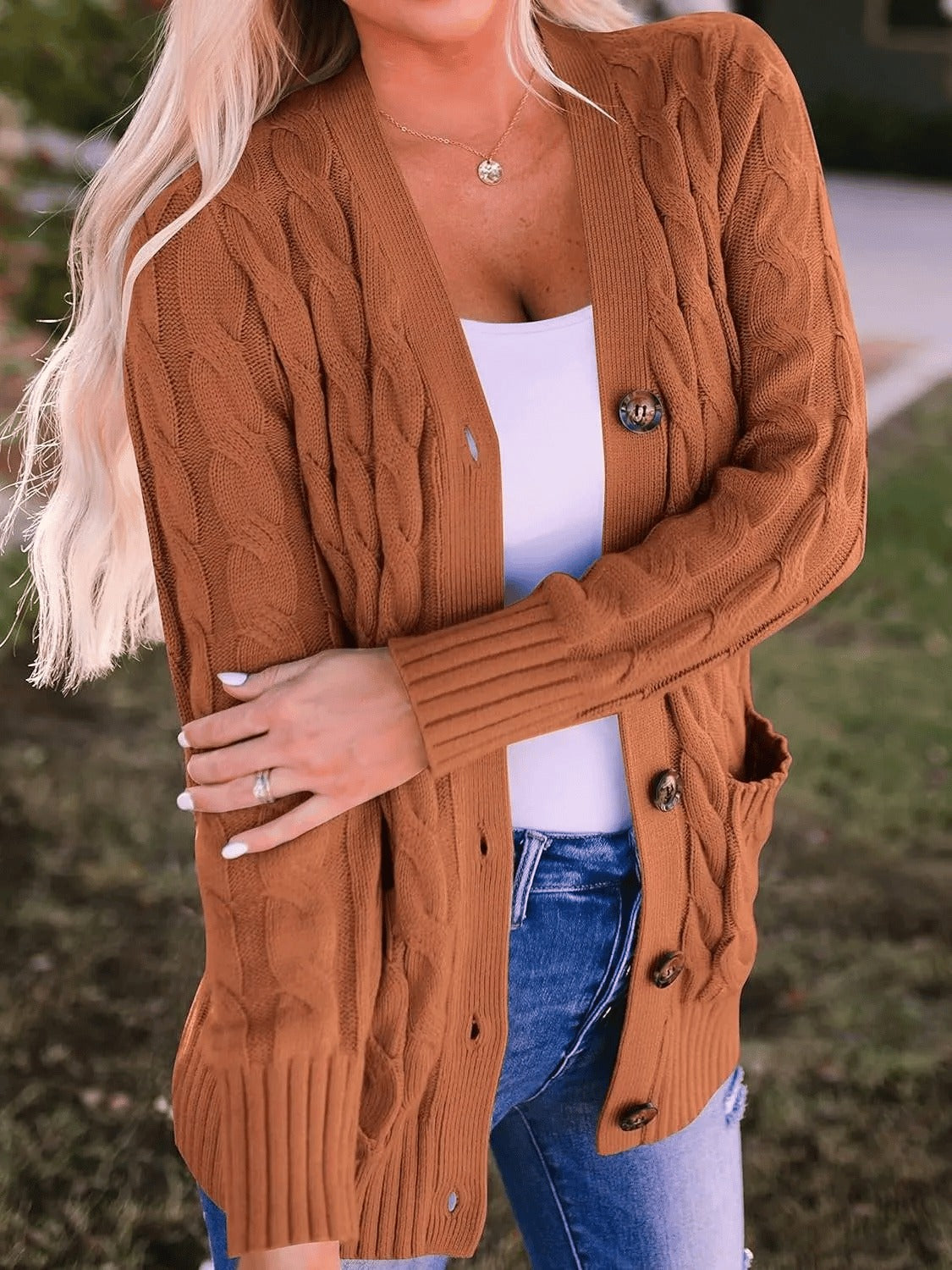 Damesvest voor de herfst met lange mouwen, gebreid en met knopen