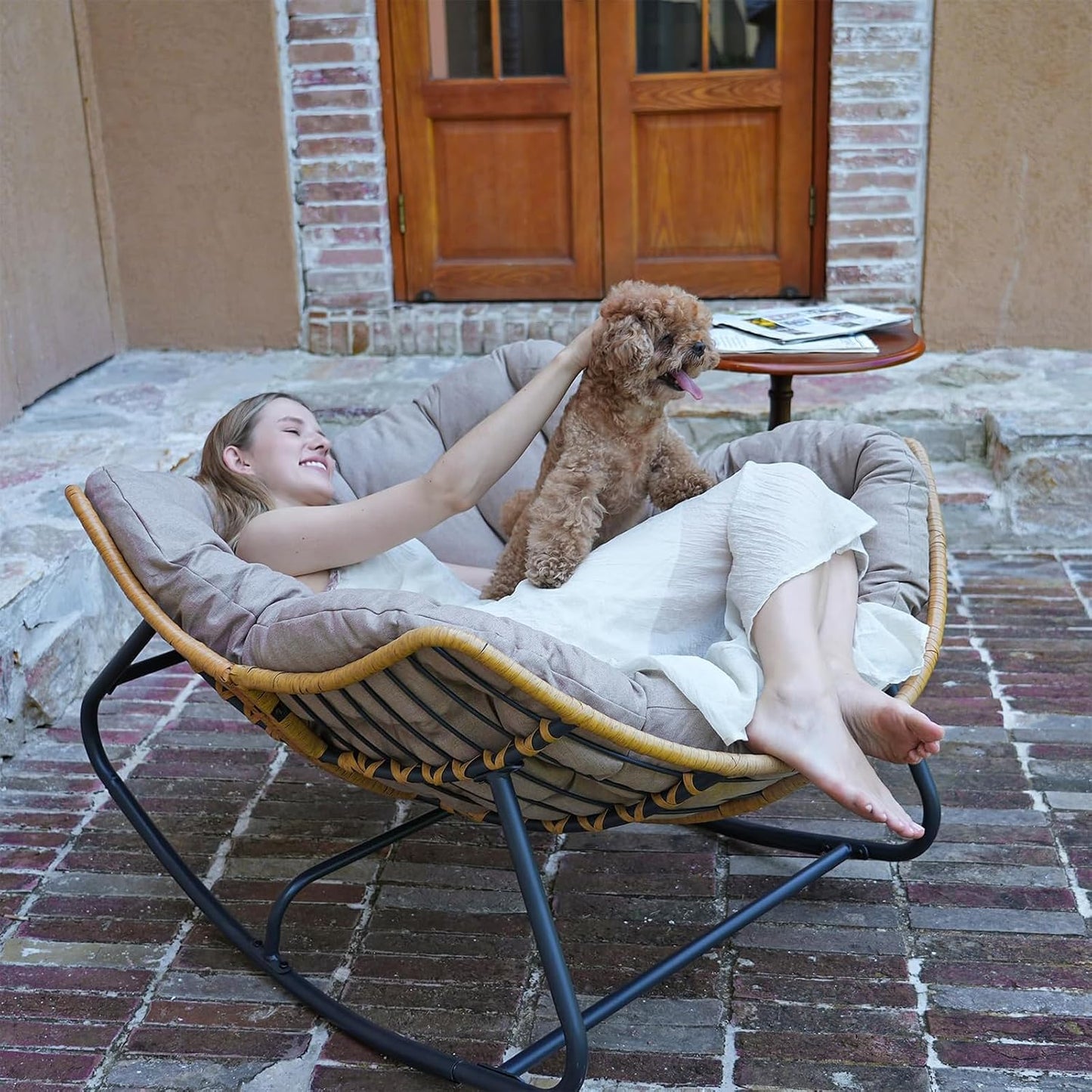 Sedia a Dondolo in Rattan a Nido – Poltrona Singola da Balcone