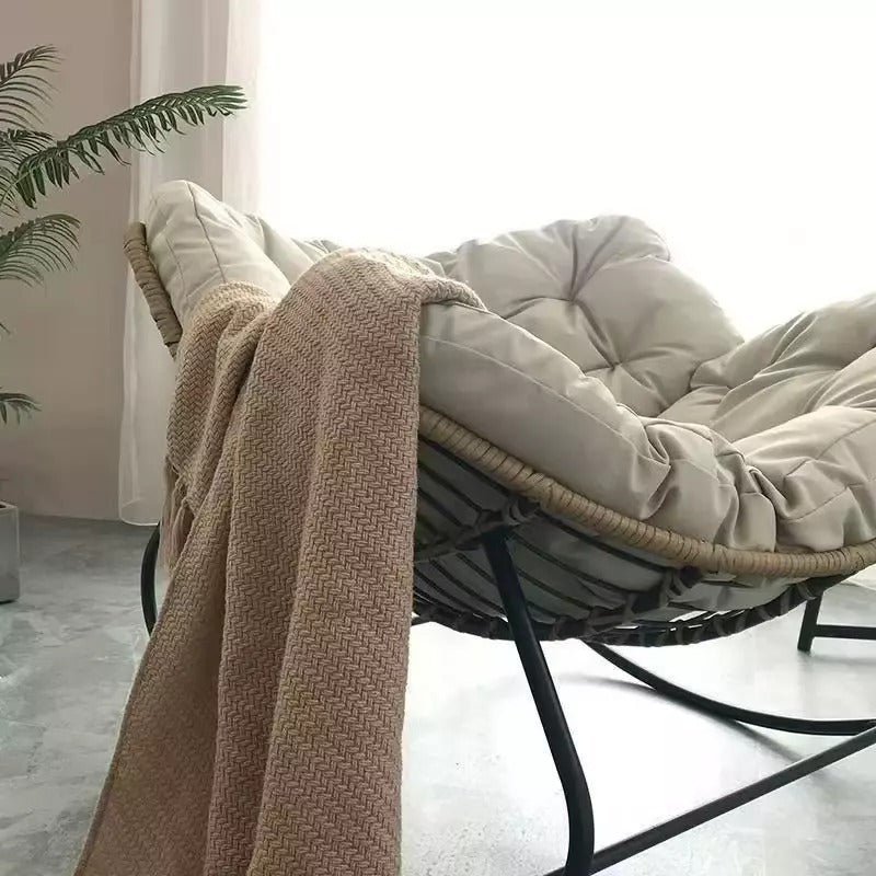 Sedia a Dondolo in Rattan a Nido – Poltrona Singola da Balcone